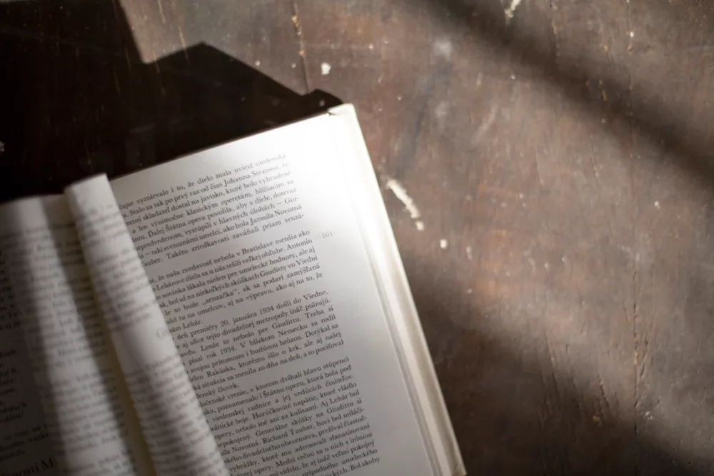 buen libro con paginas enrolladas