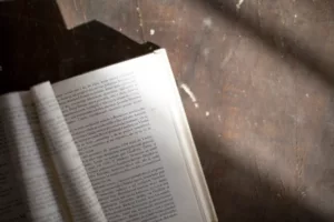 buen libro con paginas enrolladas